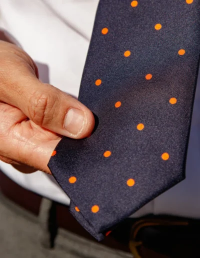 corbata-lunares-azul-naranja