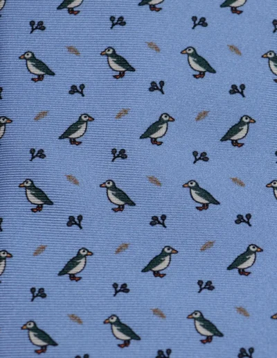 Corbata-pinguino-celeste-tejido