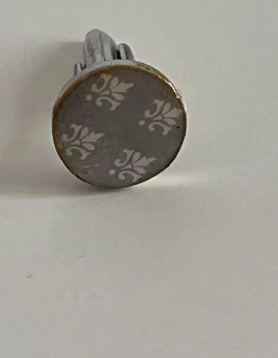 Gemelos-acero-artesanales-flor-de-lis-gris